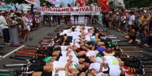 Marcha em Copacabana Reúne Mulheres Contra a Violência de Gênero