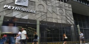 Mudanças na Petrobras: Destituição de Diretor e Novas Diretrizes Estratégicas