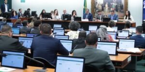 CCJ da Câmara adia análise de proposta sobre redução da maioridade penal