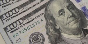 Dólar Atinge R$ 5,06 e Bolsa Brasileira Enfrenta Queda em Meio a Tensão Global