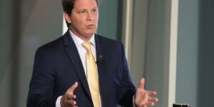 Dificuldades do STF para Notificar Mário Frias sobre Emendas para Filme de Bolsonaro
